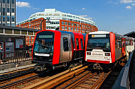 Neu und alt: Zwei U-Bahnen vom Typ DT5 und DT3 am Baunwall im Hamburger Hafen