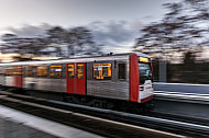 Ein U-Bahn-Zug vom Typ DT3 fährt aus der Haltestelle Wandsbek-Gartenstadt in Hamburg