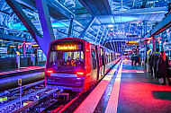 Der Eröffnungszug am neuen U-Bahnhof Elbbrücken in Hamburg