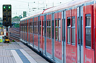 S-Bahn im Winter im Bahnhof Hamburg-Eidelstedt mit grünem Signal