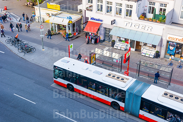 Bus aus Vogelperspektive in der Osterstraße in Hamburg