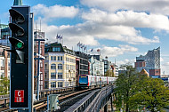 Ein U-Bahn-Zug der Baureihe DT5 auf der Viaduktstrecke im Hamburger Hafen vor der Elbphilharmonie