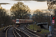 Ein U-Bahn-Zug vom Typ DT3 in Wandsbek-Gartenstadt in Hamburg an einem Wintertag