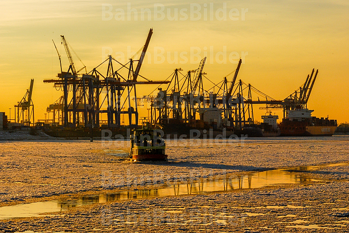 Eine Hafenfähre im Eis in Hamburg