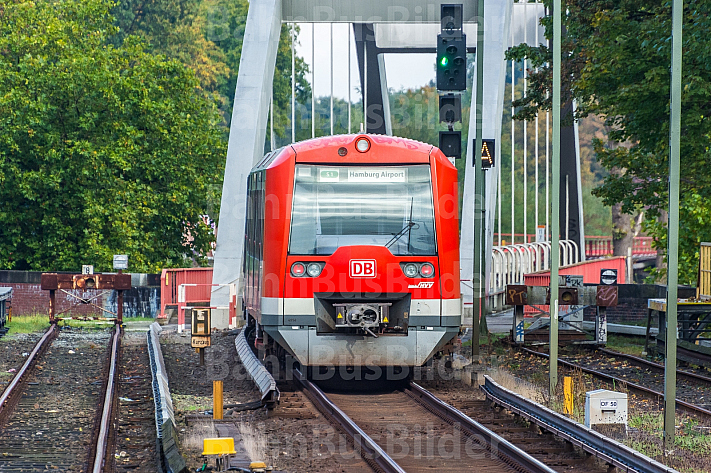 Ein Zug der Hamburger S-Bahn auf dem Weg zum Flughafen/Airport
