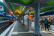 Menschen steigen an der Haltestelle Wandsbek-Gartenstadt in Hamburg in zwei U-Bahn-Züge der Linien U3 und U1