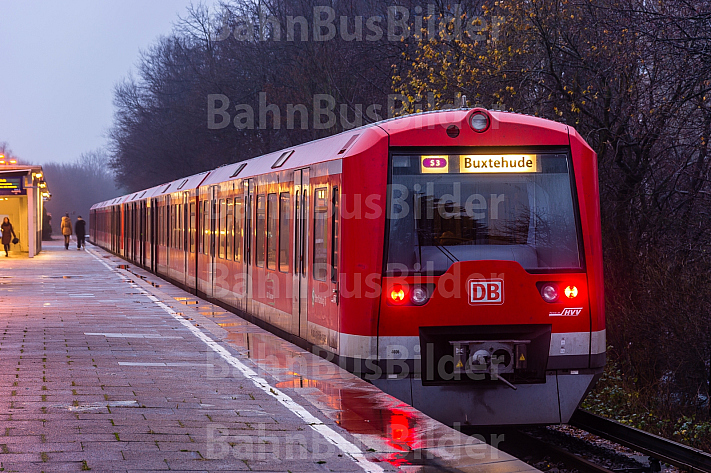S-Bahn Hamburg bei Regen und Herbstwetter