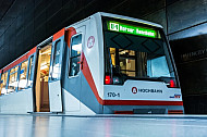 Ein U-Bahn-Zug vom Typ DT4 in der Haltestelle HafenCity Universität in Hamburg