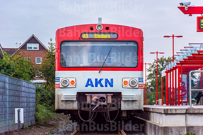 Ein Triebwagen der AKN vom Typ VTE im Bahnhof Barmstedt in Schleswig-Holstein