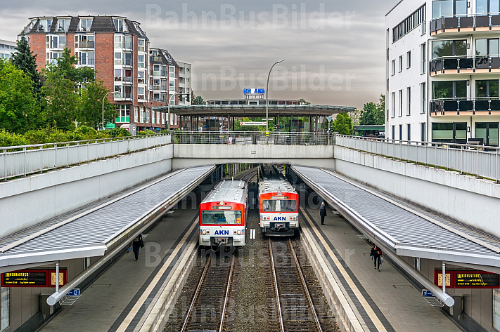 Zwei AKN-Triebwagen begegnen sich im Bahnhof Eidelstedt-Zentrum in Hamburg