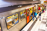 U-Bahn in der Haltestelle Feldstraße in Hamburg