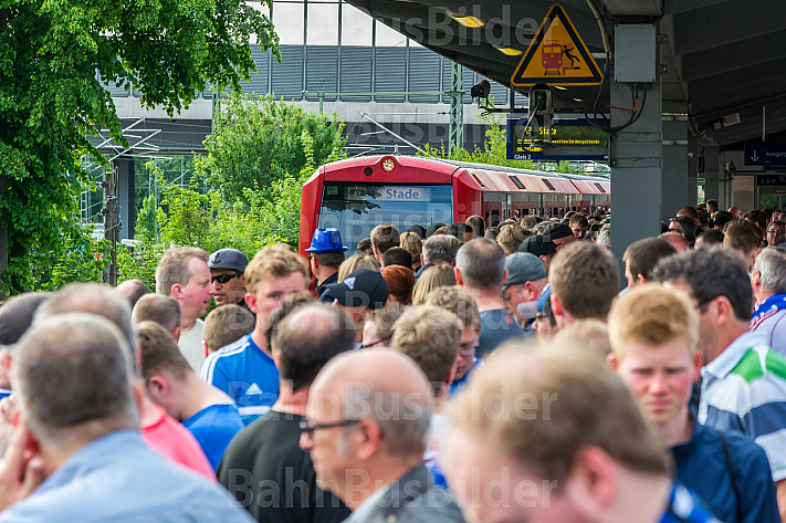 Dicht gedrängt: Fußball-Fans  warten nach einem Spiel des Hamburger SV am S-Bahnhof Stellingen auf eine einfahrende S-Bahn