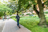 E-Scooter-Fahrerin in einem Park in Hamburg