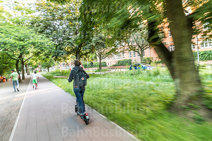 E-Scooter-Fahrerin in einem Park in Hamburg