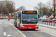 Metrobus der Linie M5 an der Haltestelle Gärtnerstraße in Hamburg