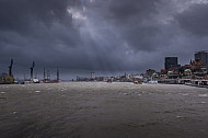 Schwerer Sturm im Hamburger Hafen mit Hafenfähren