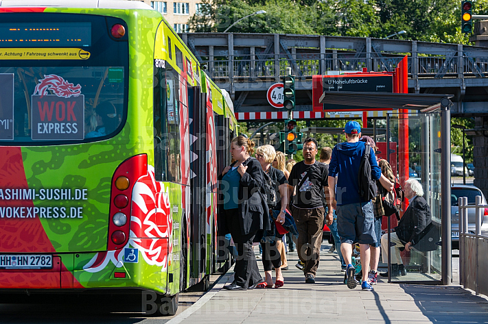 Menschen steigen am U-Bahnhof Hoheluftbrücke in Hamburg in einen Metrobus