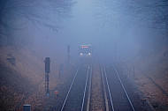 U-Bahn im Nebel bei Hagenbecks Tierpark in Hamburg