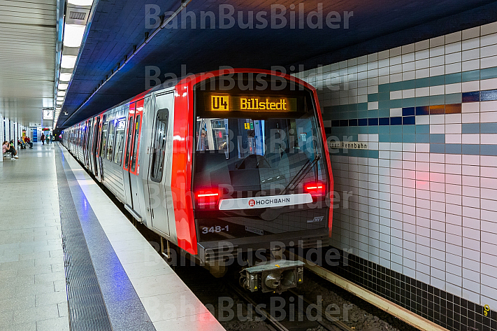 Ein U-Bahn-Zug vom Typ DT5 auf der Hamburger U-Bahnlinie U4 im Tunnelbahnhof Horner Rennbahn