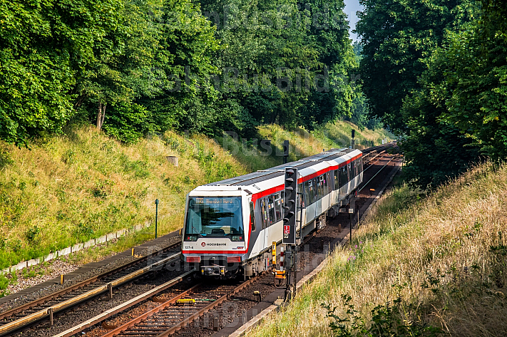 U-Bahn vom Typ DT4 bei Hagenbecks Tierpark in Hamburg
