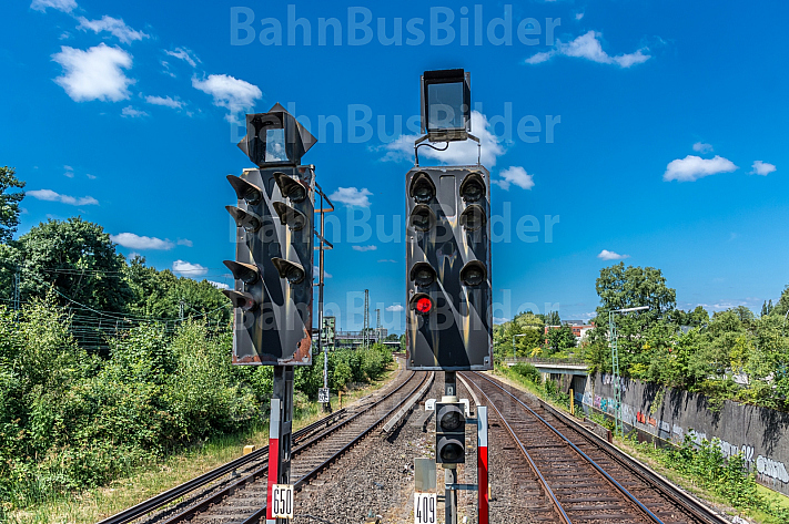 Zwei Ausfahrtsignale am S-Bahnhof Diebsteich in Hamburg. Diese Station soll für den neuen Fernbahnhof Altona weichen
