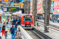 Menschenmassen an einer S-Bahn im Hamburger Hauptbahnhof