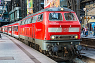 Diesellok der Baureihe 218 mit Regionalbahn im Hamburger Hauptbahnhof