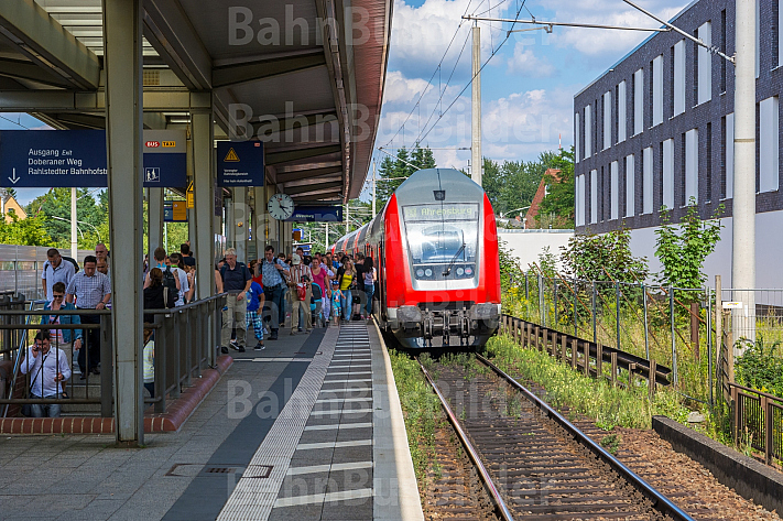 Menschen steigen in Hamburg-Rahlstedt aus Regionalbahn nach Ahrensburg