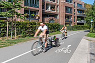Fahrradfahrer fahren auf einem modernen Radweg in Hamburg
