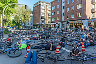 Fahrradfahrer demonstrieren nach einem tödlichen Unfall für mehr Sicherheit auf den Straßen in Hamburg und blockieren die Unfallkreuzung in Eimsbütte