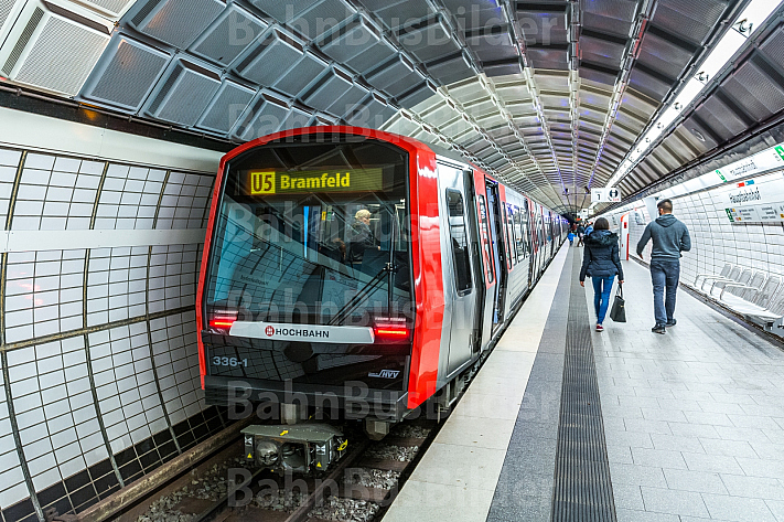 Fotomontage: Ein Zug der Linie U5 Richtung Bramfeld