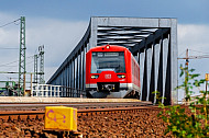 S-Bahn an den Elbbrücken in Hamburg