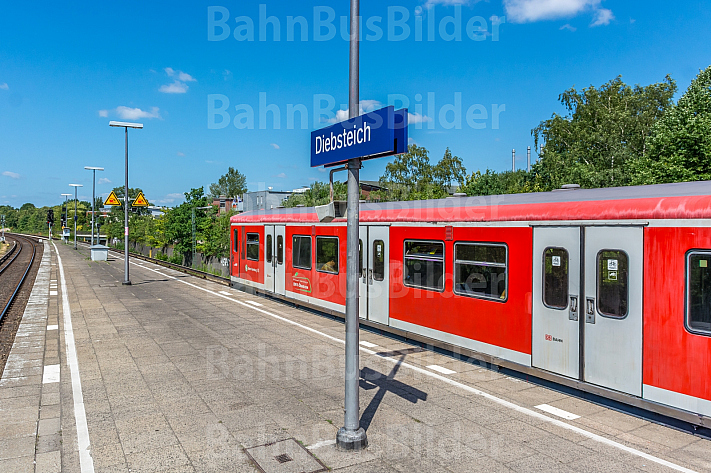 Ein S-Bahn-Zug in der Haltestelle Diebsteich in Hamburg. Diese Station soll für den neuen Fernbahnhof Altona weichen