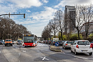 Ein Bus der Linie 4 fährt auf einer eigenen Busspur in Hamburg am Stau vorbei