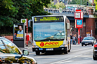 Metrobus der Linie M3 in der Holstenstraße in Hamburg