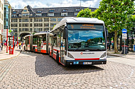 XXL-Bus der Hochbahn am Rathausmarkt in Hamburg