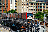 U-Bahn auf Viaduktstrecke am Baunwall im Hamburger Hafen
