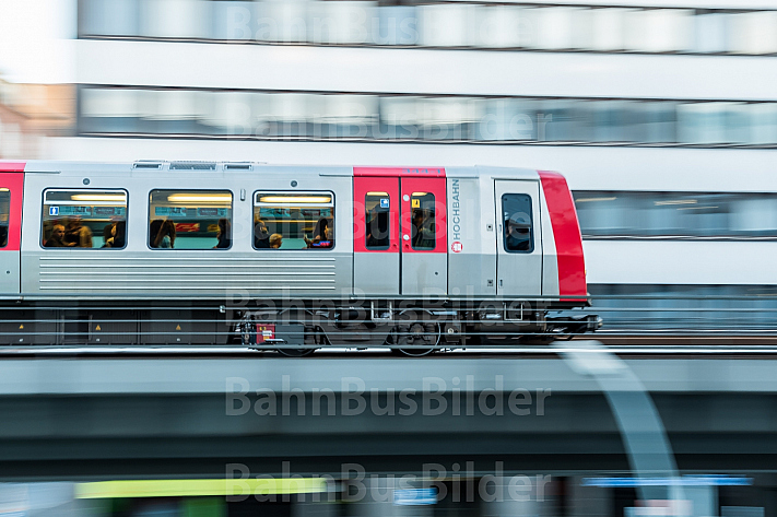 Ein Hamburger U-Bahn-Zug vom Typ DT5 am Rödingsmarkt auf einem Viadukt