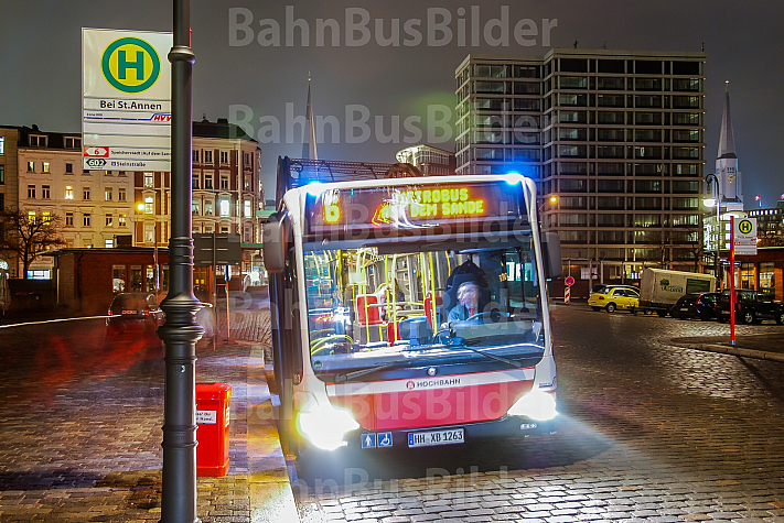 Metrobus der Linie M6 bei Nacht in der Speicherstadt in Hamburg