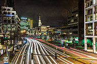 Autoverkehr bei Nacht auf der Willy-Brandt-Straße am Rödingsmarkt in Hamburg