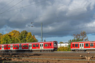 Zwei Hamburger S-Bahnen begegnen sich in Eidelstedt auf freier Strecke