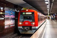 S-Bahn im Tunnelbahnhof Jungfernstieg in Hamburg