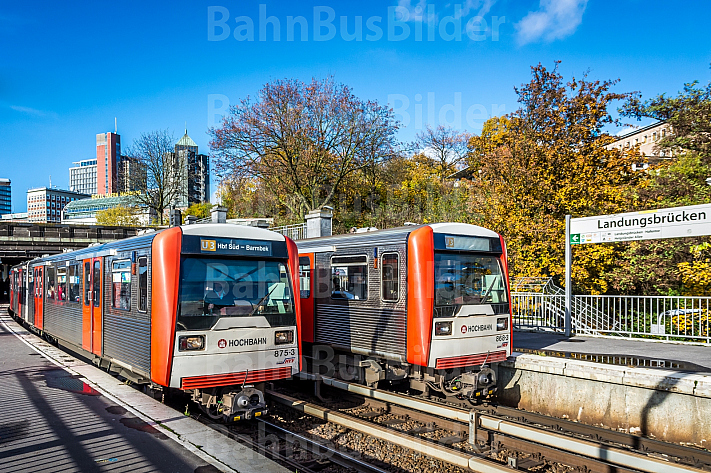 Zwei U-Bahn-Züge der Baureihe DT3 in der Haltestelle Landungsbrücken im Hamburger Hafen