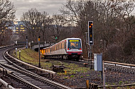 Ein U-Bahn-Zug vom Typ DT4 in Wandsbek-Gartenstadt in Hamburg an einem Wintertag