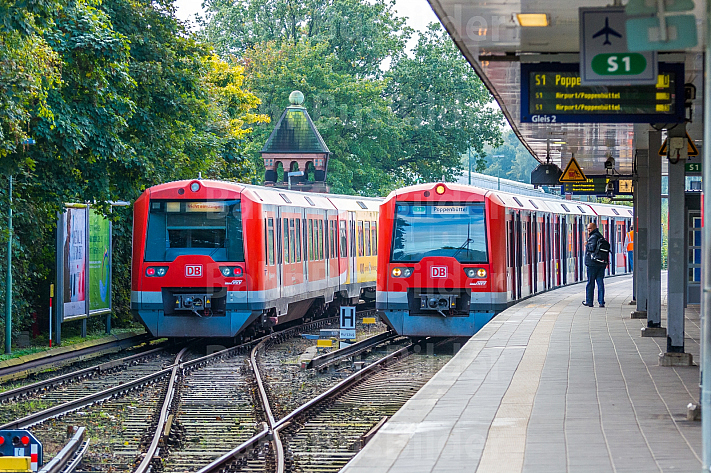 Zwei S-Bahnen der Baureihe 474 stehen im Bahnhof Ohlsdorf in Hamburg
