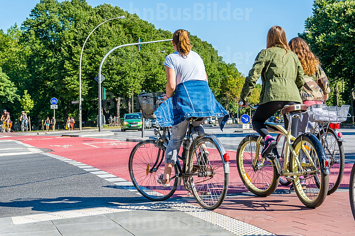 Radfahrer an der Universität/Staatsbibliothek in Hamburg