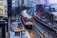 U-Bahn bei Regen im Winter an den Landungsbrücken in Hamburg