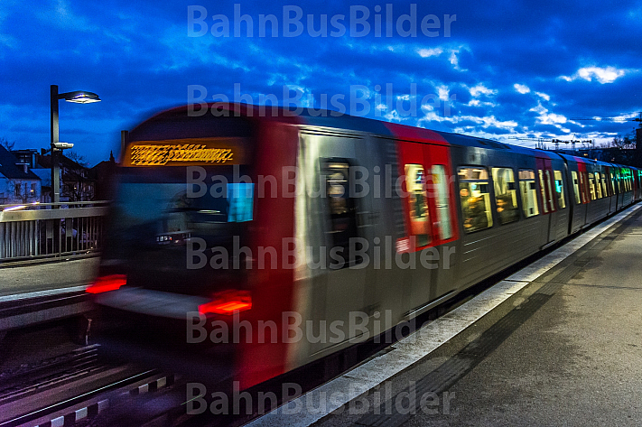 Ein U-Bahnzug vom Typ DT5 auf der Linie U3 im Bahnhof Mundsburg in Hamburg