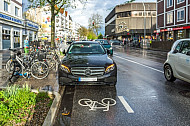 Ein Falschparker blockiert einen Fahrrad-Schutzstreifen in der Osterstraße in Hamburg