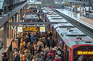 Menschen drängen sich am U-Bahnhof Elbbrücken in Hamburg auf dem Bahnsteig